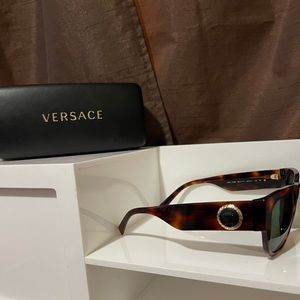 Brand New Authentic Versaces unisex sunglasses
